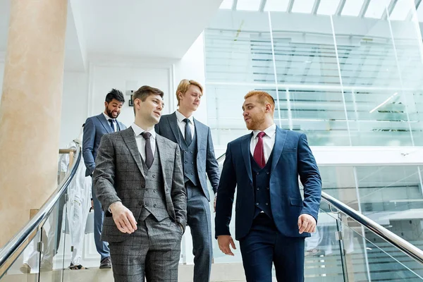 Affärsmän i smoking nedför trappan — Stockfoto