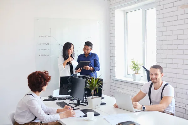 Processo di lavoro di squadra, utilizzando i computer in ufficio — Foto Stock