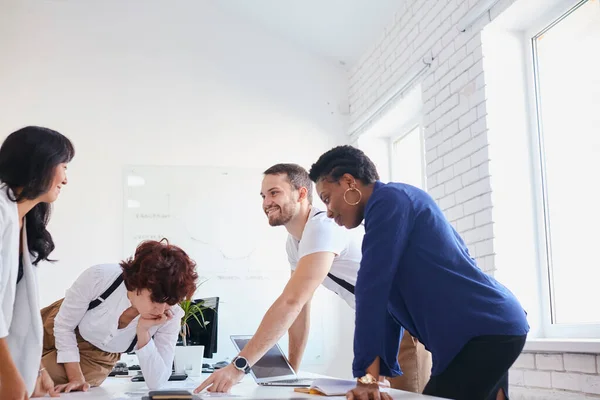 Negócios multiétnicos pessoas que trabalham em escritório moderno bem branco equipado — Fotografia de Stock