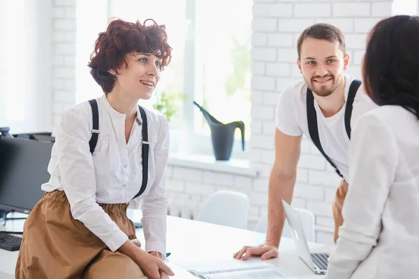 Blanke vrouw met collega 's in functie — Stockfoto