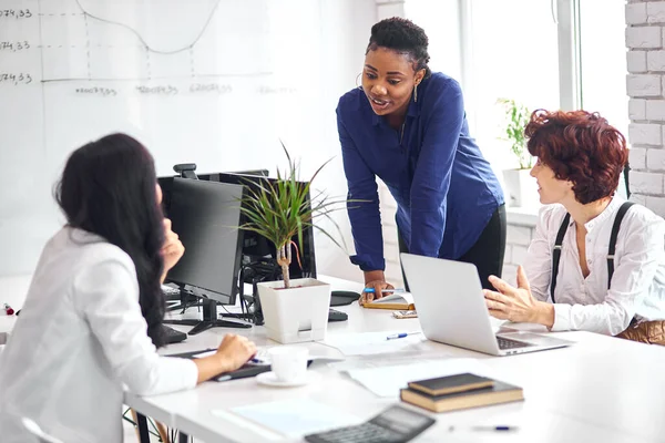 Afrikaanse zakenvrouw legt werk uit aan werkgevers — Stockfoto