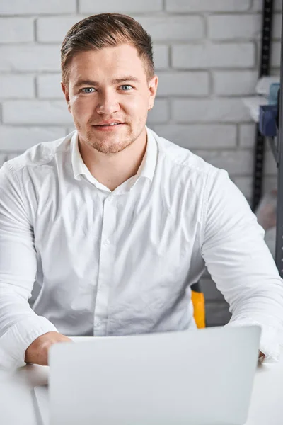 Jonge zakenman op zoek naar laptop computerscherm tijdens het werken in het kantoor — Stockfoto