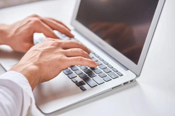 Mans mãos digitando no trabalho — Fotografia de Stock