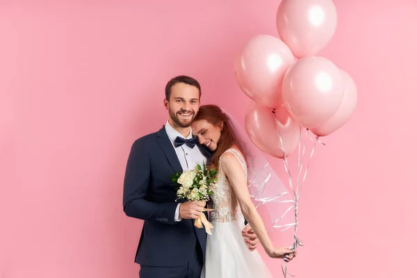 Portrait von süßen Braut und Bräutigam feiern ihre Hochzeit — Stockfoto