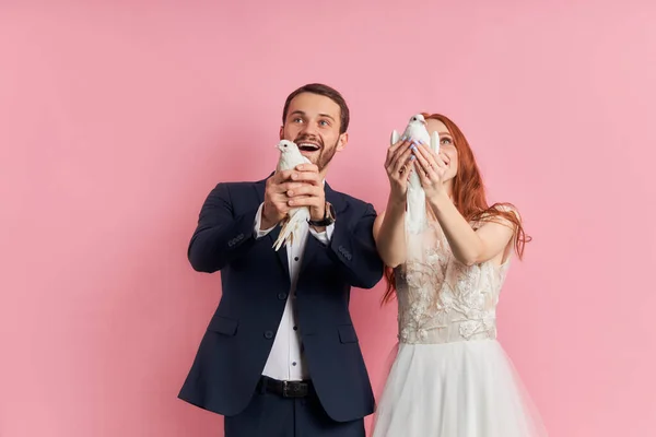 Cheerful couple of fiance and bride together hold pigeons in hands — Φωτογραφία Αρχείου