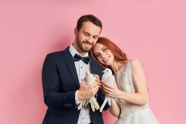 Casado recentemente casal feliz detém pombas — Fotografia de Stock