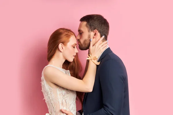 Φιλί στο μέτωπο ζευγάρι μετά το γάμο — Φωτογραφία Αρχείου