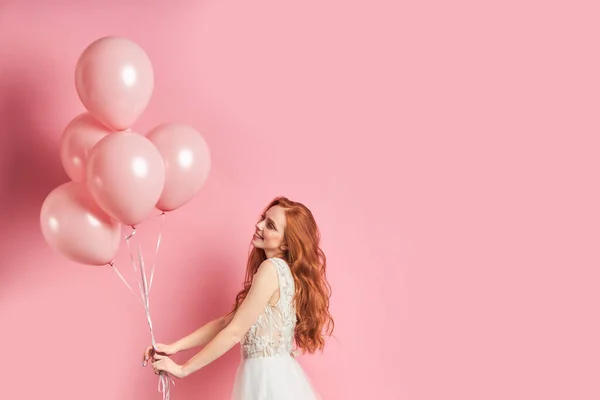 Señora divertida y atractiva en vestido blanco con globos de aire —  Fotos de Stock