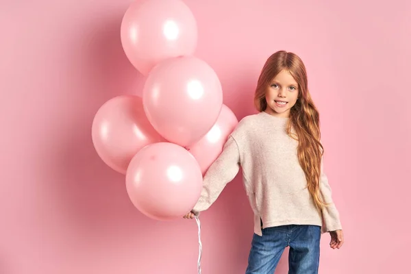 Sonriente niño caucásico posando con globos de aire —  Fotos de Stock