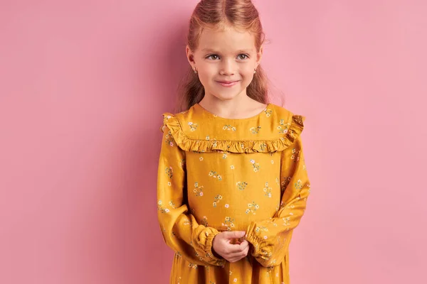 Retrato de niña vestida de amarillo. concepto de felicidad, infancia y personas —  Fotos de Stock