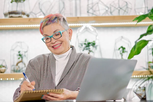 Good-looking elderly business woman with smiling look — ストック写真