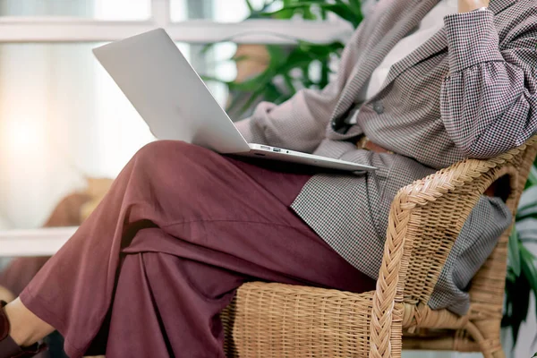 Cortado bem sucedido senhora de negócios sentado com laptop — Fotografia de Stock