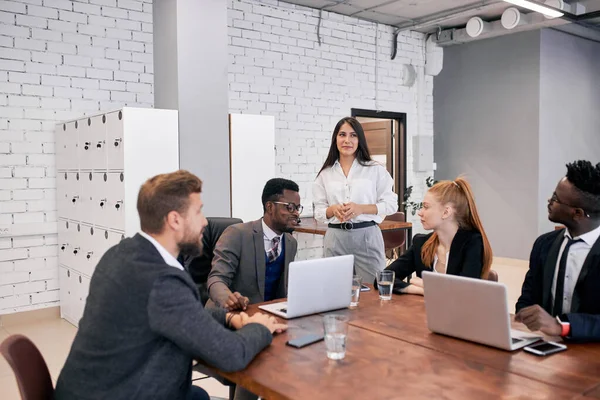 Afrikanska och kaukasiska businees människor samlades i möte — Stockfoto