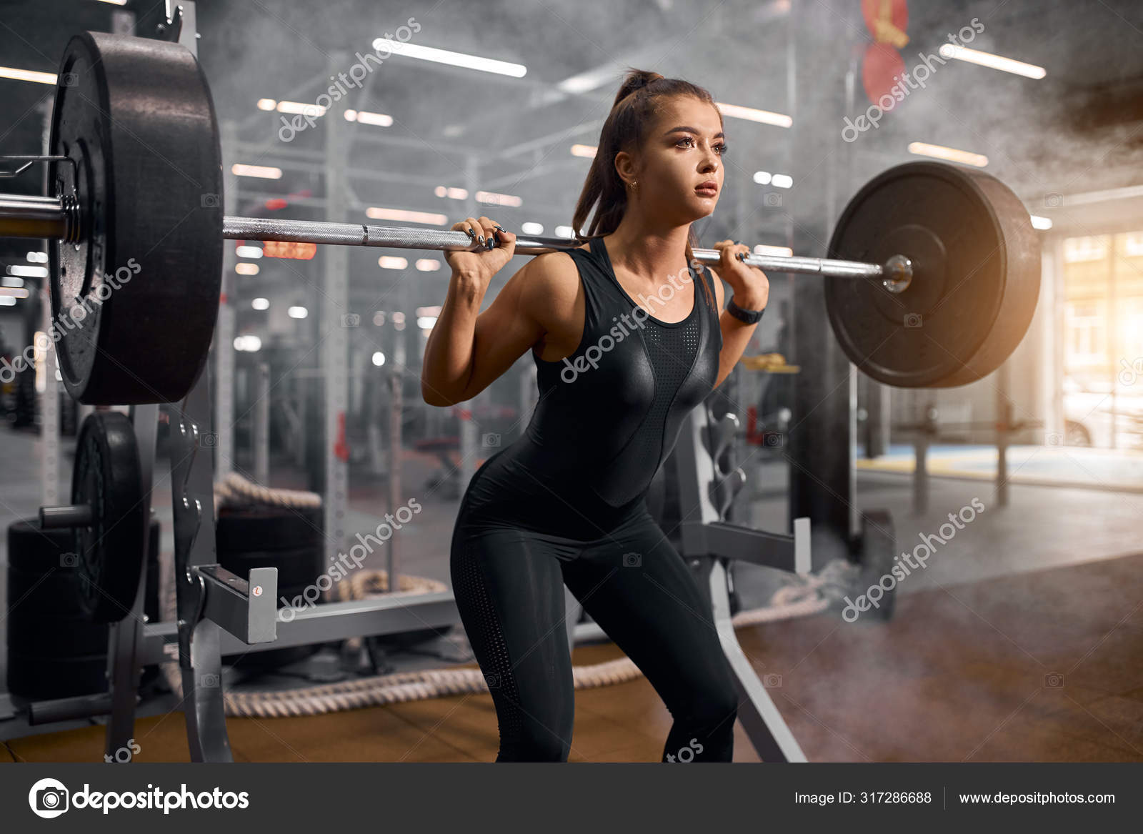 かなりフィット女性スクワットとともに重量 — ストック写真 © ufabizphoto 317286688