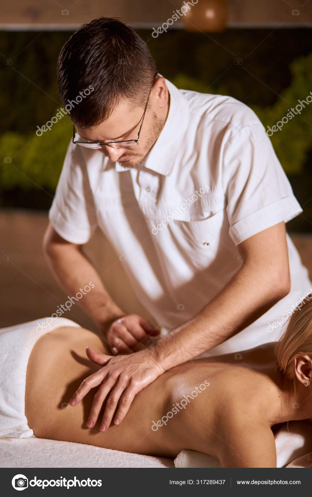 https://st3.depositphotos.com/13768208/31728/i/1600/depositphotos_317289437-stock-photo-masseur-doing-massage-on-woman.jpg