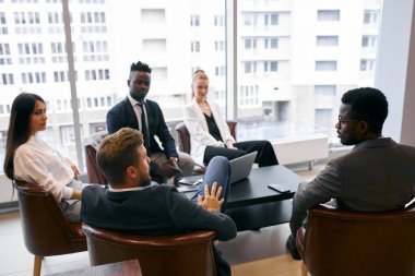 Güvenilir iş ortakları ofiste toplandı