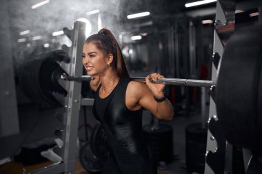 Güzel halterci spor salonunda çalışıyor.