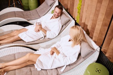 Genç ve çekici bir çift kaplıcada konuşuyor.