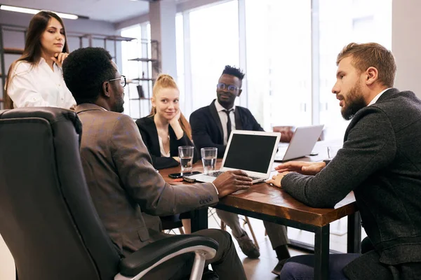 Grupo multiétnico de recién llegados en el equipo de negocios escuchando al entrenador de negocios profesional —  Fotos de Stock