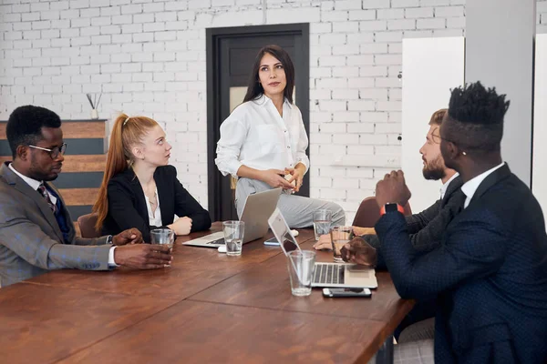 Beautiful woman in white shirt tells her own history of business building — Stockfoto