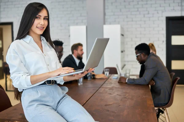 Jovem senhora de negócios com laptop em seu escritório — Fotografia de Stock