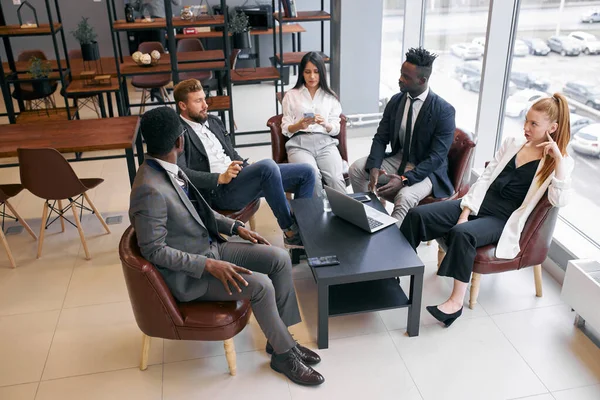 Grupo internacional de empresarios que se reúnen en una oficina moderna —  Fotos de Stock