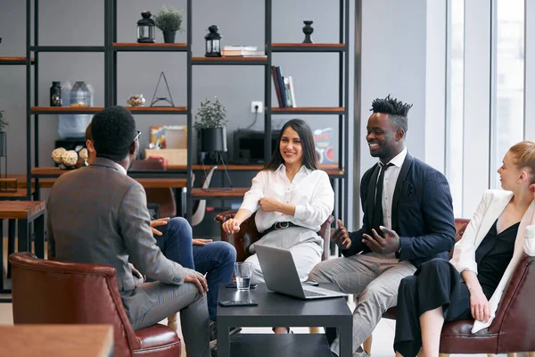 Socios de negocios felices juntos en la oficina moderna — Foto de Stock