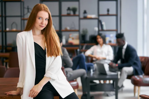 Fiatal női üzletasszony munka közben pózol a kamera előtt — Stock Fotó