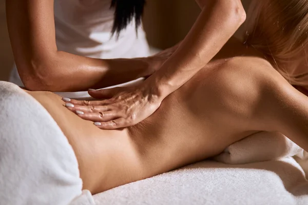 Charmig kvinna med massage i spa salong — Stockfoto