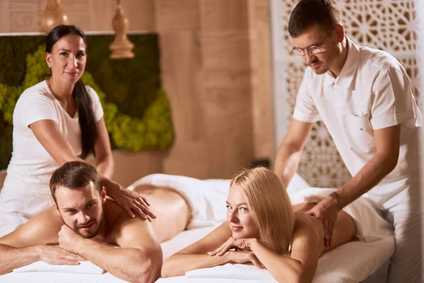 Romantyczna para relaksująca się w centrum masażu — Zdjęcie stockowe
