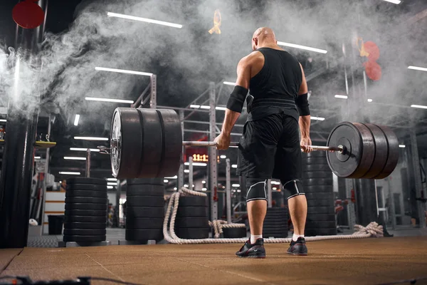 Aktiver Powerlifter im weißen Rauch — Stockfoto