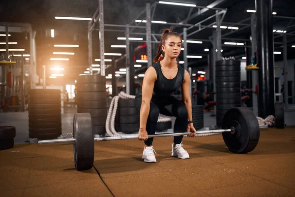 Aantrekkelijke vrouwelijke powerlifter in de sportschool — Stockfoto