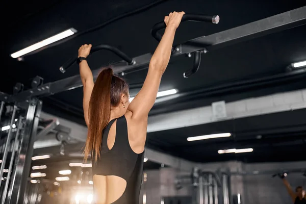 Ganska vältränad kvinna som tränar på gym — Stockfoto