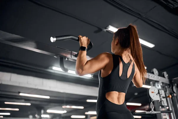 Atleta feminina bombeando músculos — Fotografia de Stock