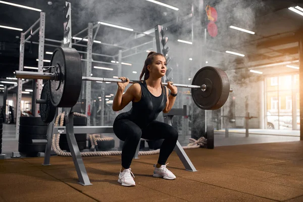 Weightlifter is getting ready to stand with barbell — Stock Photo, Image