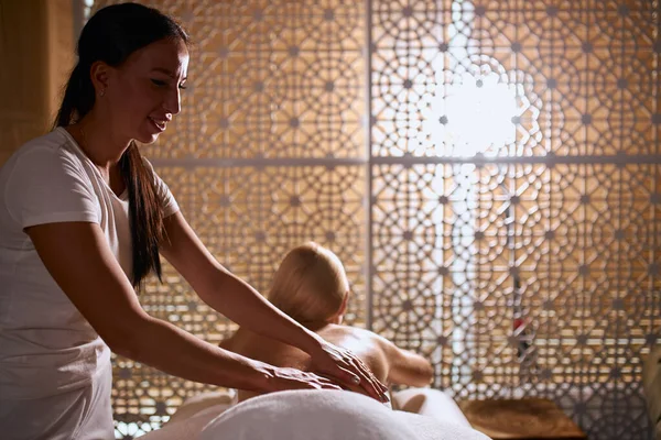 Massaggiatore professionista che fa massaggio alle mani — Foto Stock
