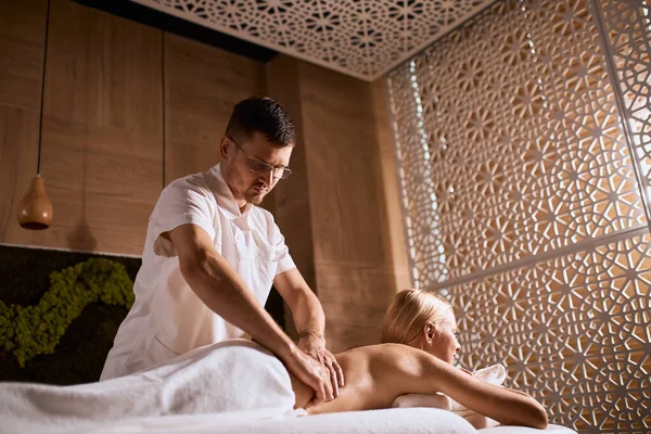 Man masseur doen hand massage — Stockfoto