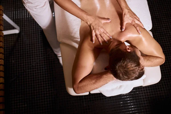 Hombre recibiendo masaje de espalda de masajista en spa —  Fotos de Stock