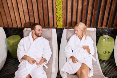 Genç ve çekici bir çift kaplıcada konuşuyor.