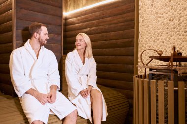 Saunada dinlenen sevimli bir çift.