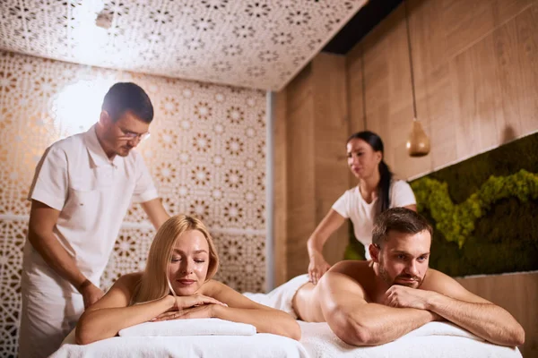Bella coppia rilassante nel centro massaggi spa — Foto Stock