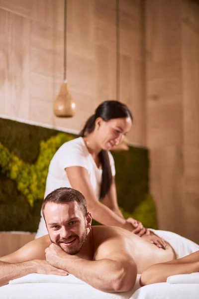 Massagem óleo de mão no salão de spa — Fotografia de Stock