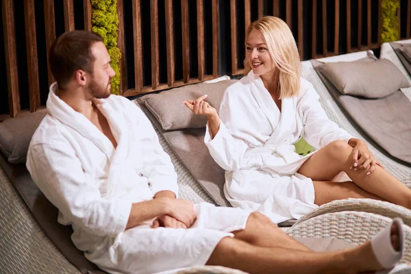 Mooie vrouw en man rusten na massage — Stockfoto