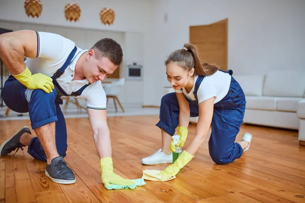 Zwei Hausmeister reinigen Fußboden mit Lappen auf weißem Hintergrund — Stockfoto