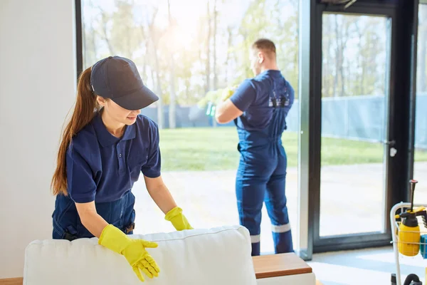 Man och kvinna gör vårstädning i nytt hus — Stockfoto