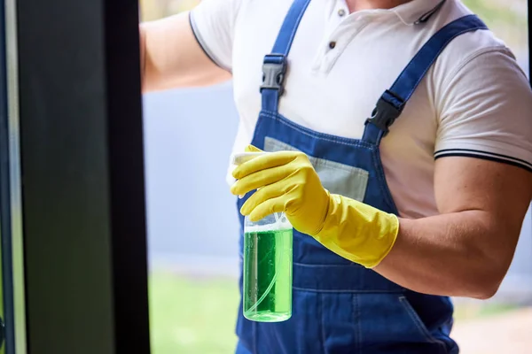 Professionele reiniging door Kaukasische mannelijke conciërge — Stockfoto