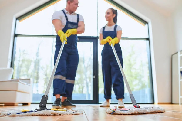 Serviço de limpeza de trabalho em equipe — Fotografia de Stock