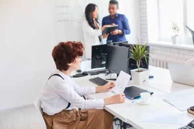 Ofiste dizüstü bilgisayar kullanan işçiler