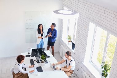 İş toplantısı sırasında ofiste pozitif takım