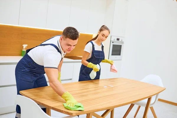 Equipe vigorosa de serviço de limpeza na cozinha — Fotografia de Stock